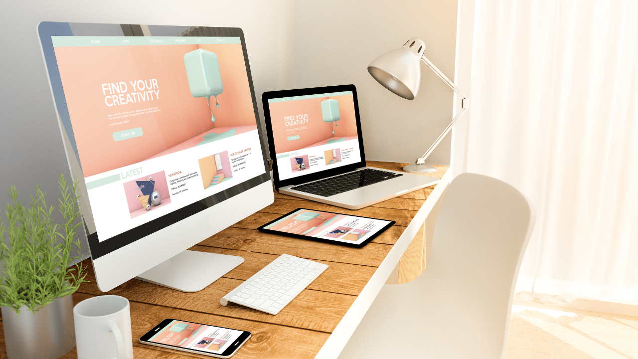 Moderne werkplek met responsive website design op desktop, laptop, tablet en smartphone
